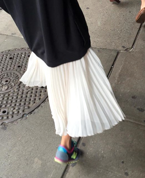 Long pull + jupe mi-longue plisse + runnings = le bon mix