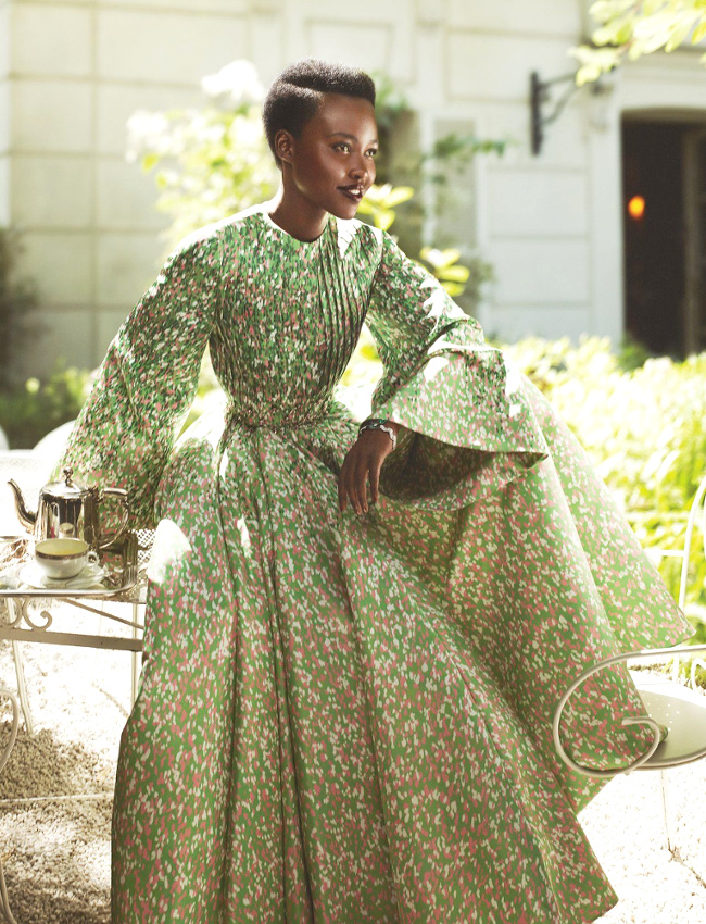 Robe 19�me + coiffure moderne = le bon mix