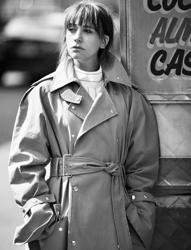 Oui au trench profitant de son statut de classique pour s'autoriser quelques fantaisies !