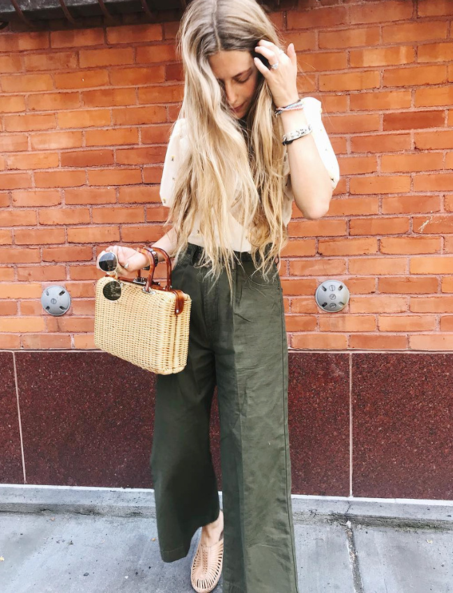 Rien de tel qu'un pantalon kaki pour twister un look girly avec �-propos !