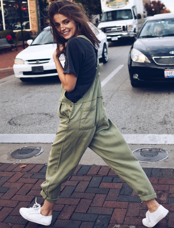 Salopette olive un brin ample + baskets blanches + sourire joyeux = le bon mix