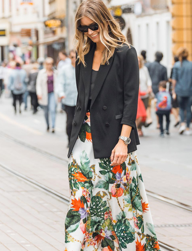 Blazer masculin + longue jupe fleurie = le bon mix