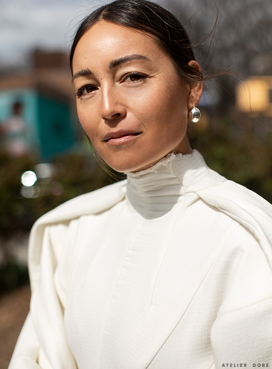 Col montant + boucles d'oreilles �l�gantes = le bon mix