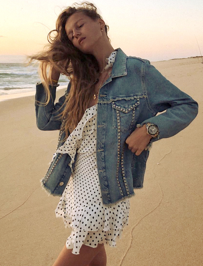 Oui au t�lescopage entre petite robe � pois et veste en jean clout�e !