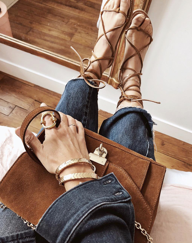 Wanted : une paire de sandales � lani�res XXL