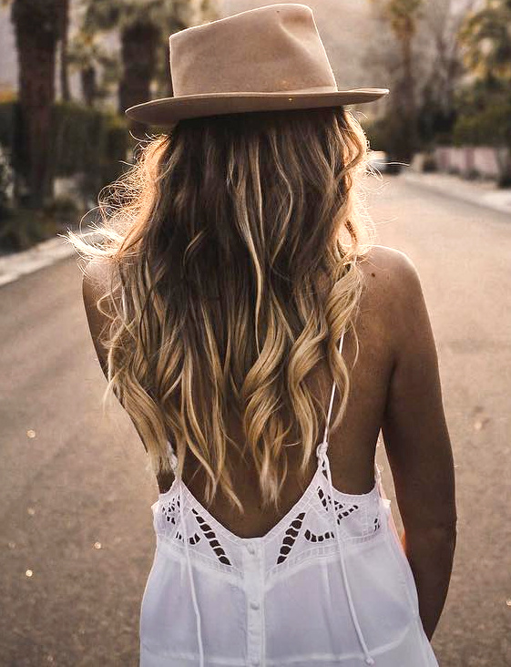 Boucles ombr�es + robe blanche en dentelle anglaise = le bon mix