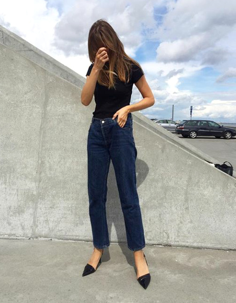 Tee-shirt noir moulant + jean droit taille haute + escarpins noirs = le bon mix