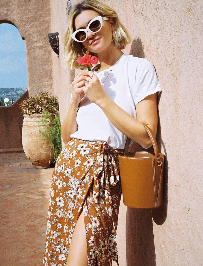 Rien de tel que des accessoires de caract�re pour accompagner le duo jupe fleurie/tee-shirt blanc