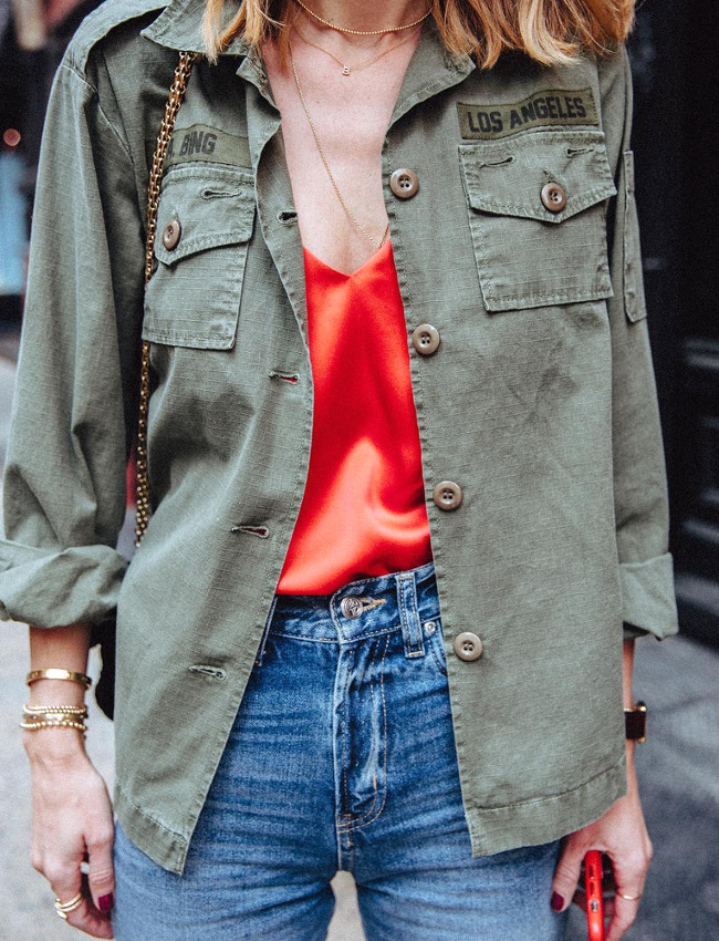Rien de tel qu'une chemise army pour d�dramatiser un top en soie !