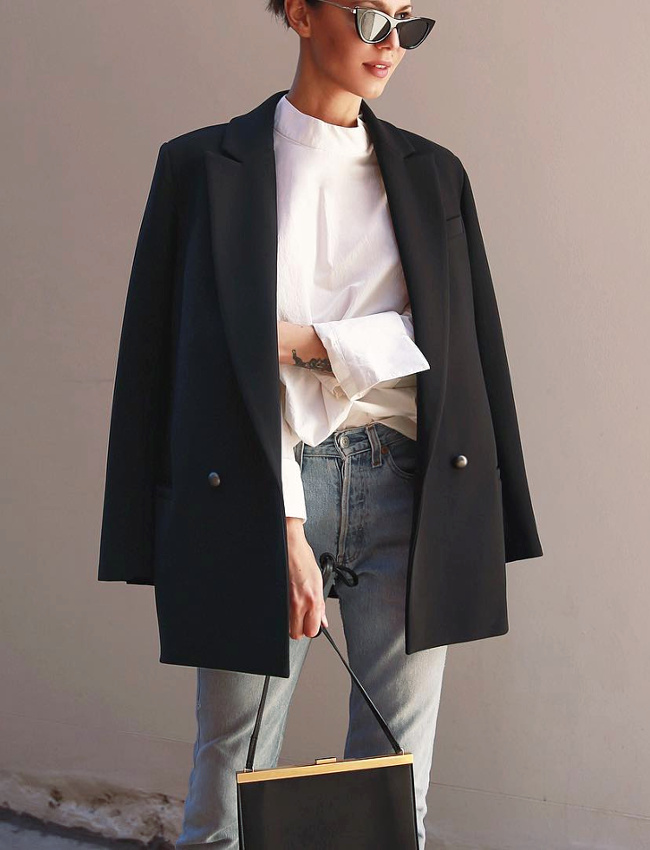 Rien de tel qu'un jean bleu d�lav� pour twister un look chic !