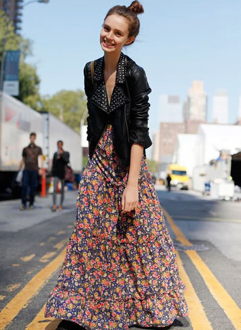 Robe fleurie hippisante + perfecto en cuir noir + chignon haut = le bon mix