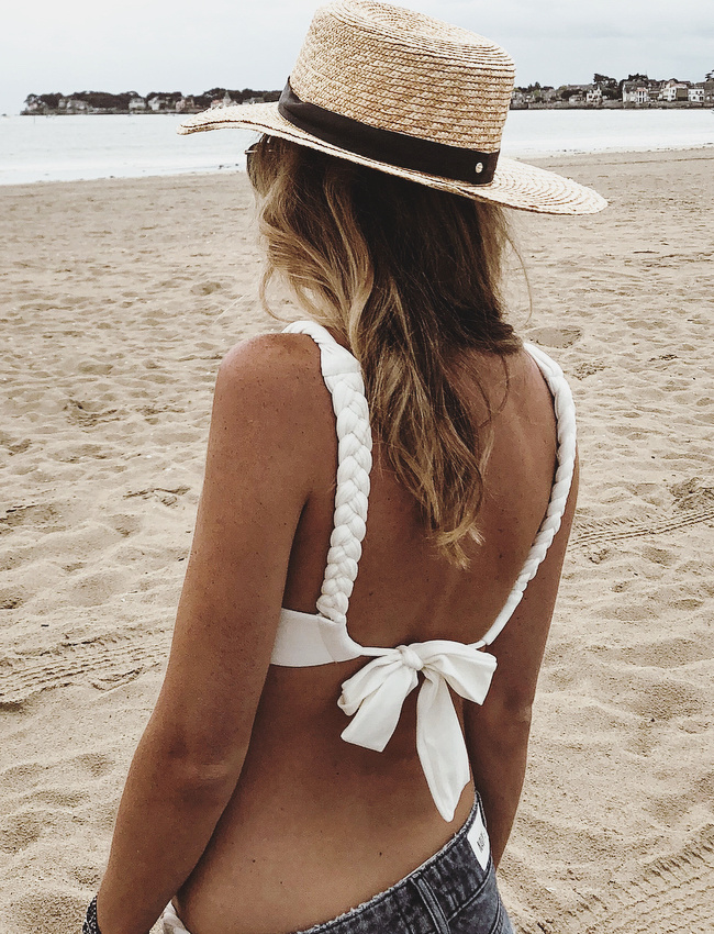 Avec ses bretelles tress�es et son noeud dorsal, ce bikini ne manque pas de charme