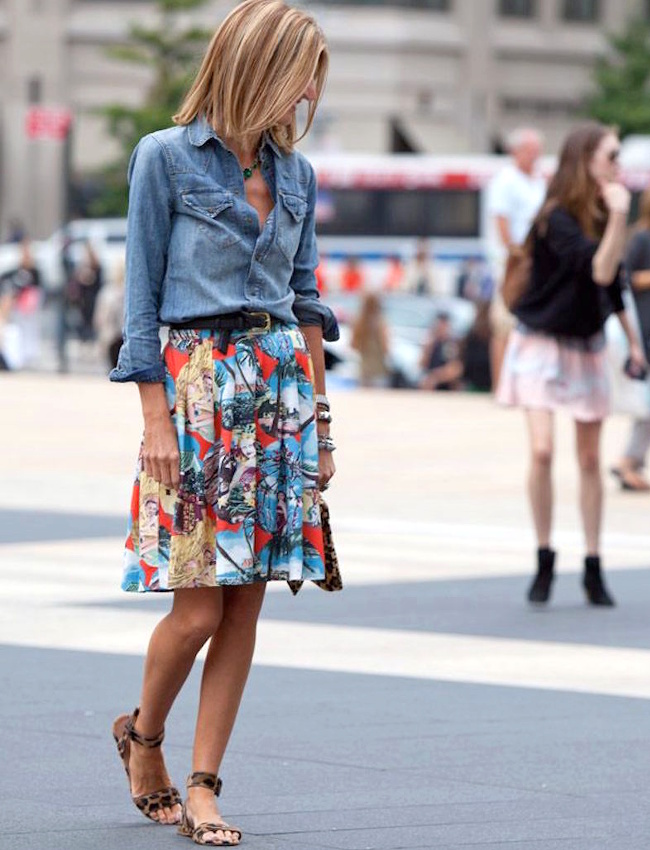 Chemise en jean + jupe imprim�e color�e + sandales l�opard = le bon mix