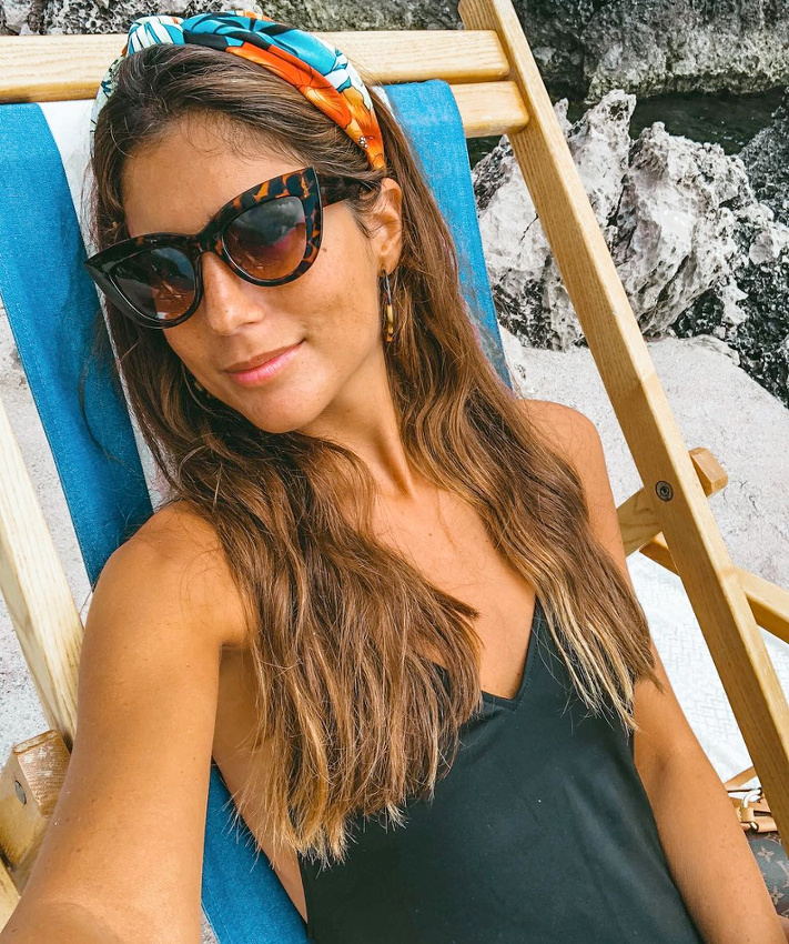 Bandeau turban imprim� + cheveux longs + maxi lunettes de soleil = le bon mix