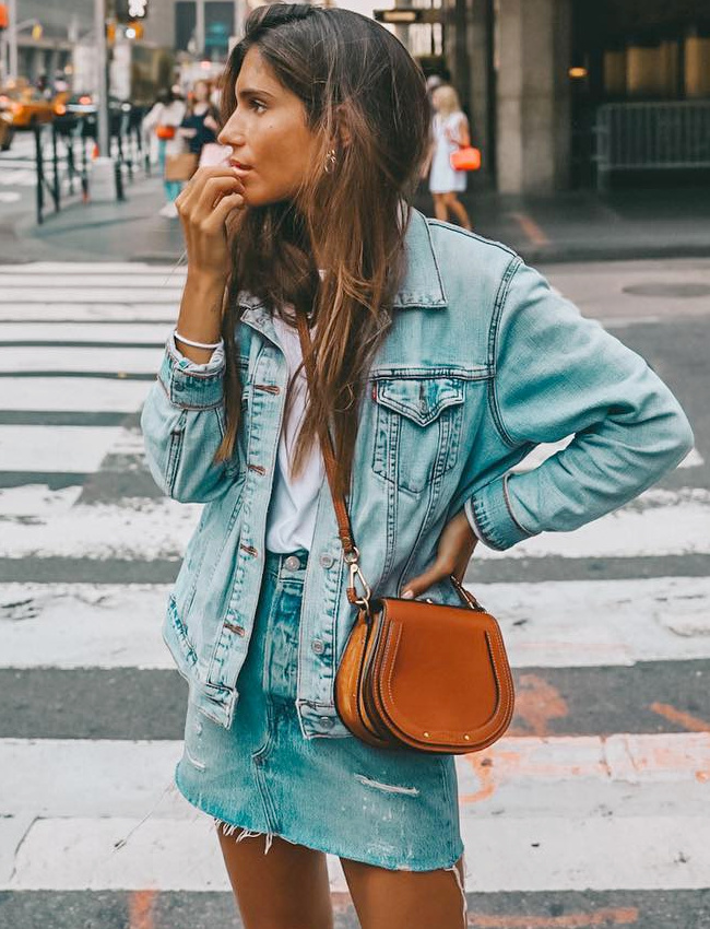 Rien de tel qu'un petit sac fauve pour rehausser un duo de pi�ces en jean !