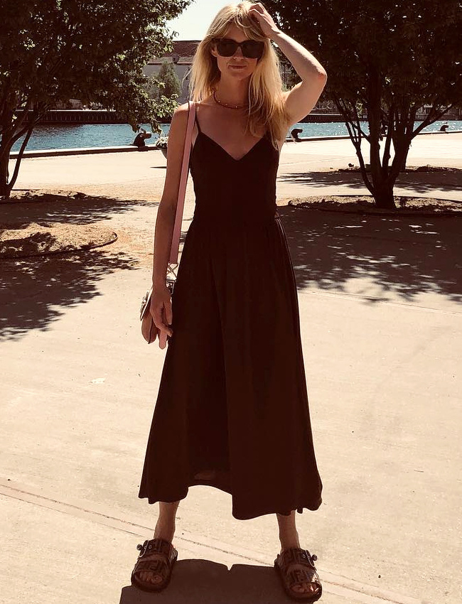 Longue robe noire estivale + Birkenstock  = le bon mix