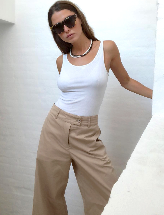 Pantalon large camel + marcel blanc + collier ras du cou = le bon mix