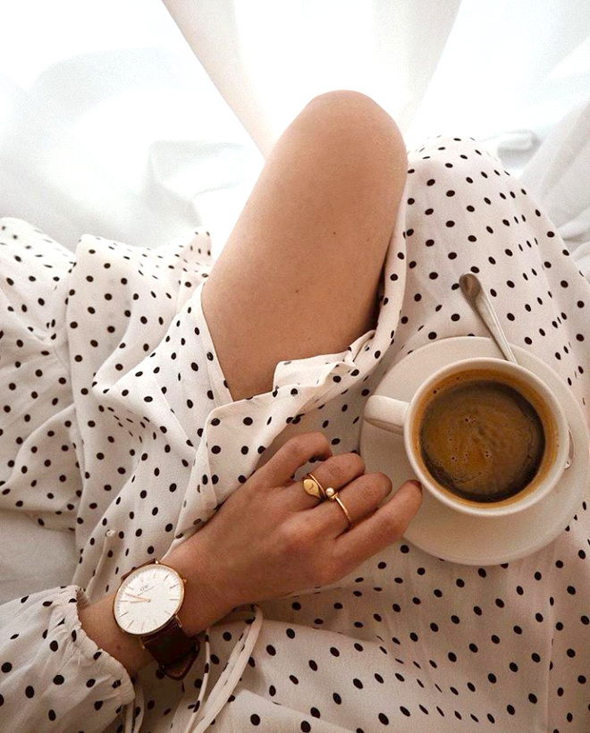 Robe � pois noir sur fond blanc + fines bagues dor�es + montre masculine = le bon mix