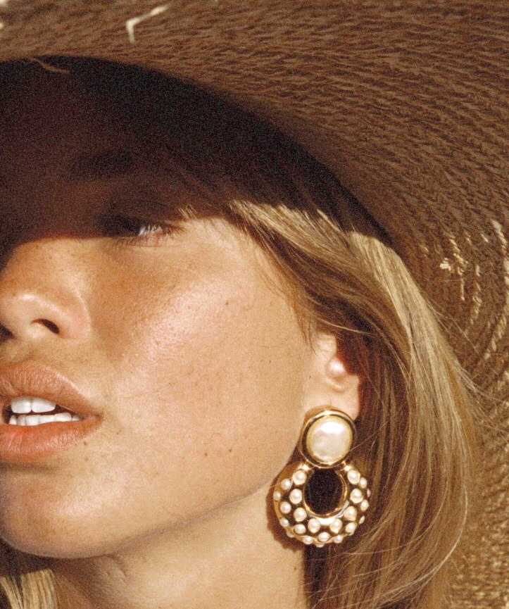 Rien de tel que des boucles d'oreilles n�o-bourgeoises pour twister la dimension champ�tre du chapeau de paille !