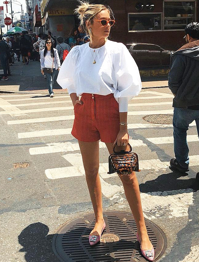 Blouse blanche � manches bouffantes + short en jean rouge taille haute = le bon mix