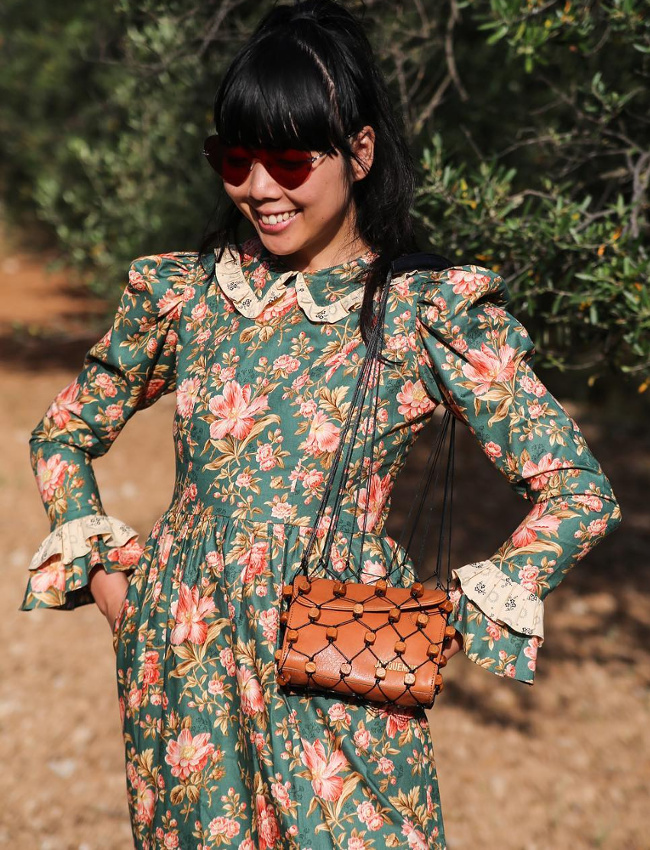 Rien de tel qu'une attitude moderne et joyeuse pour twister une robe tapisserie !