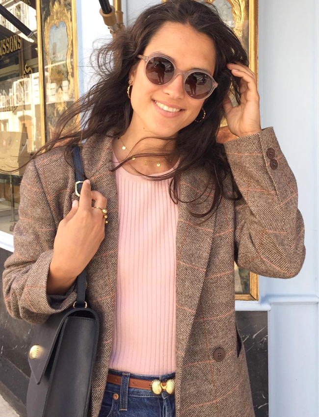 Blazer masculin ch�taigne + petit pull rose = le bon mix