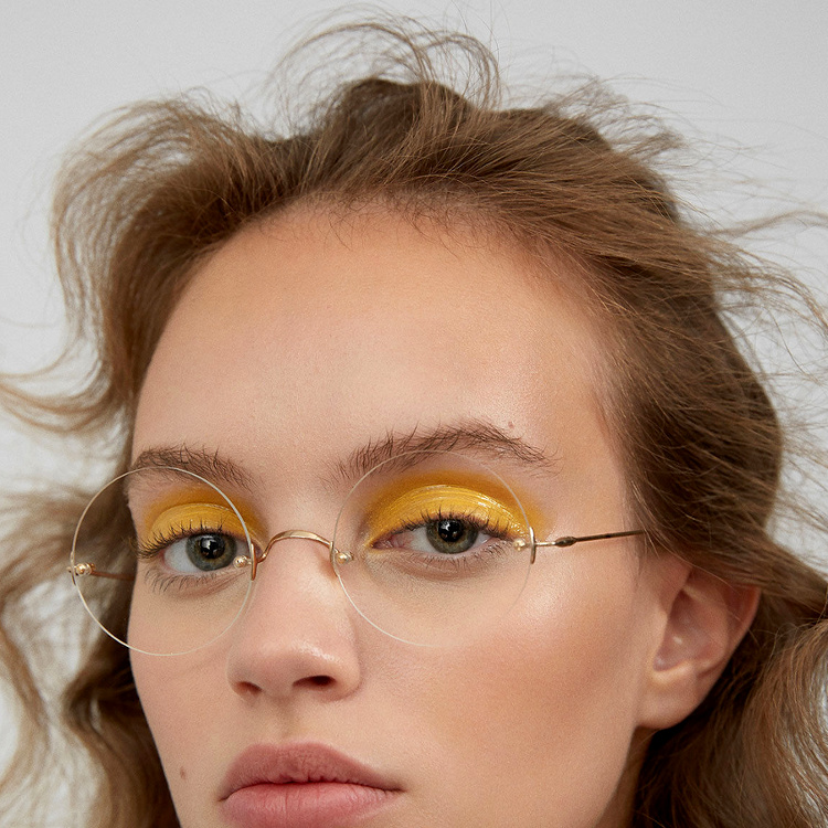 Make up audacieux + lunettes sans montures = le bon mix