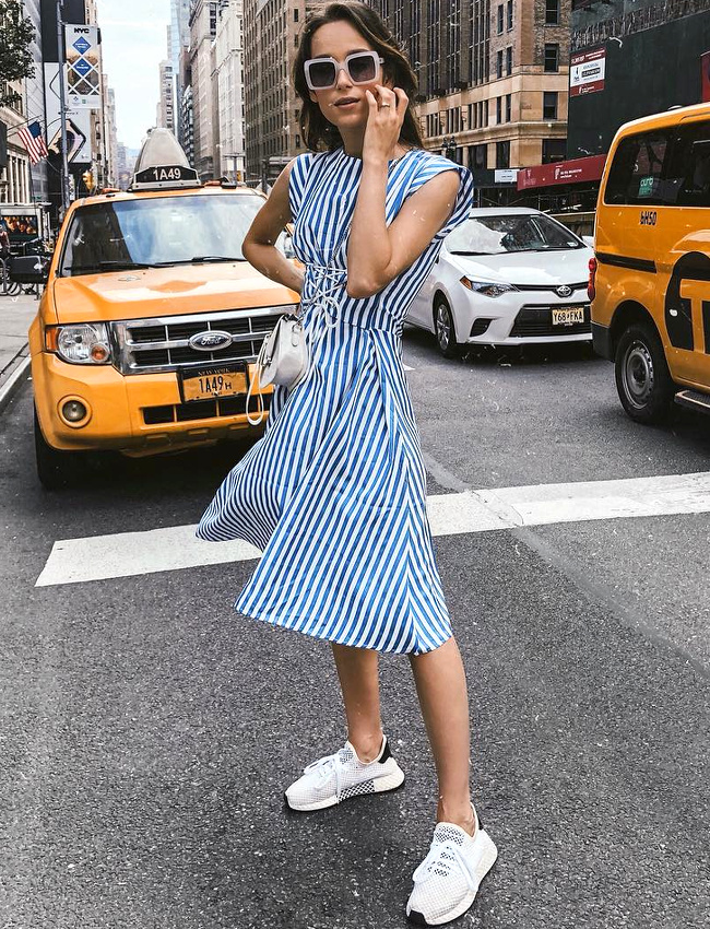 On ne se lasse pas du duo runnings/robe midi !