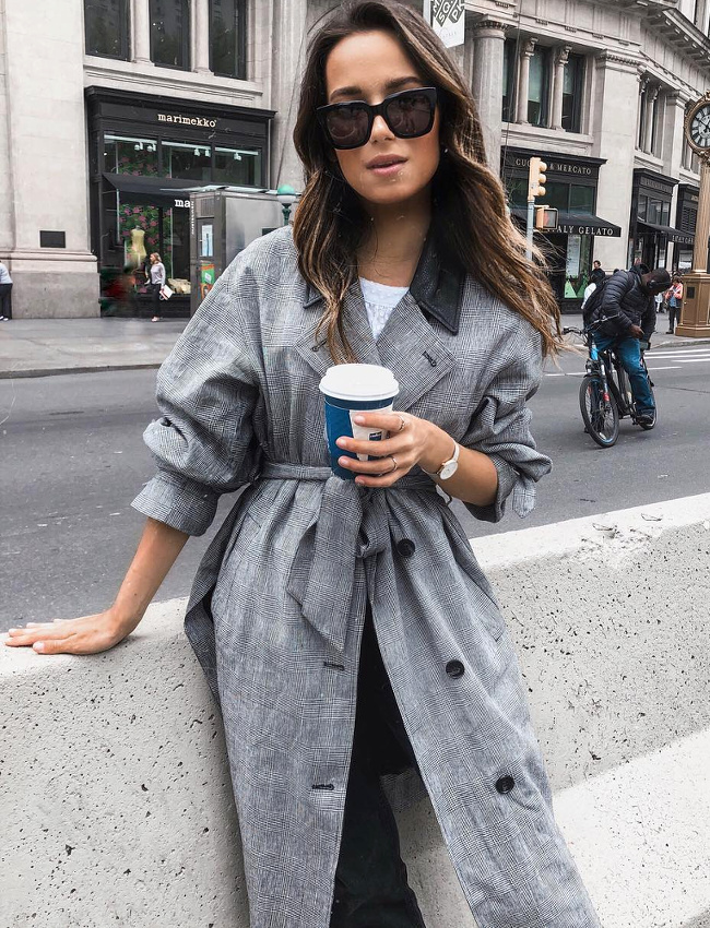 Ceintur� taille haute et port� les manches retrouss�es, le trench gagne indubitablement en f�minit�