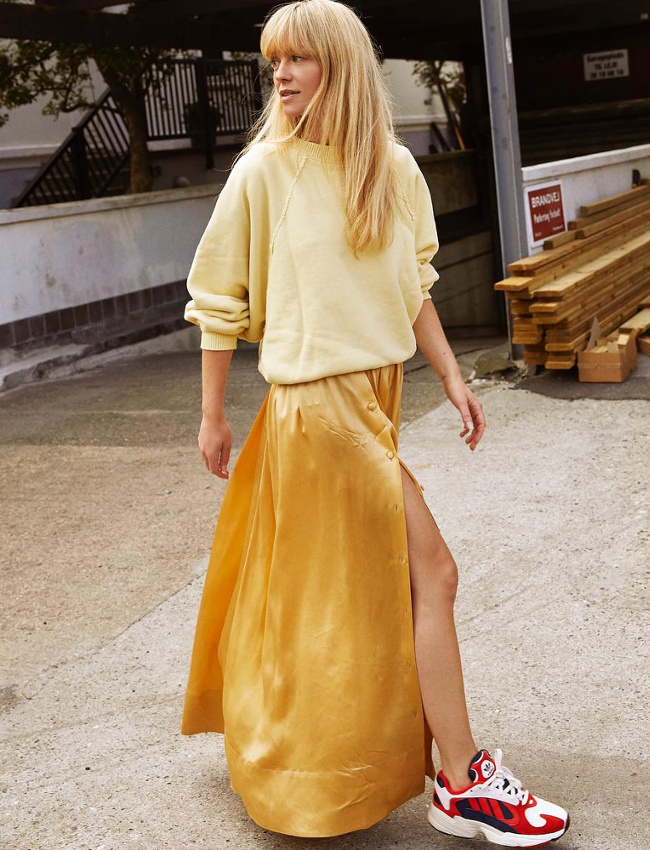 Sweat jaune p�le + jupe longue ocre en satin = le bon mix