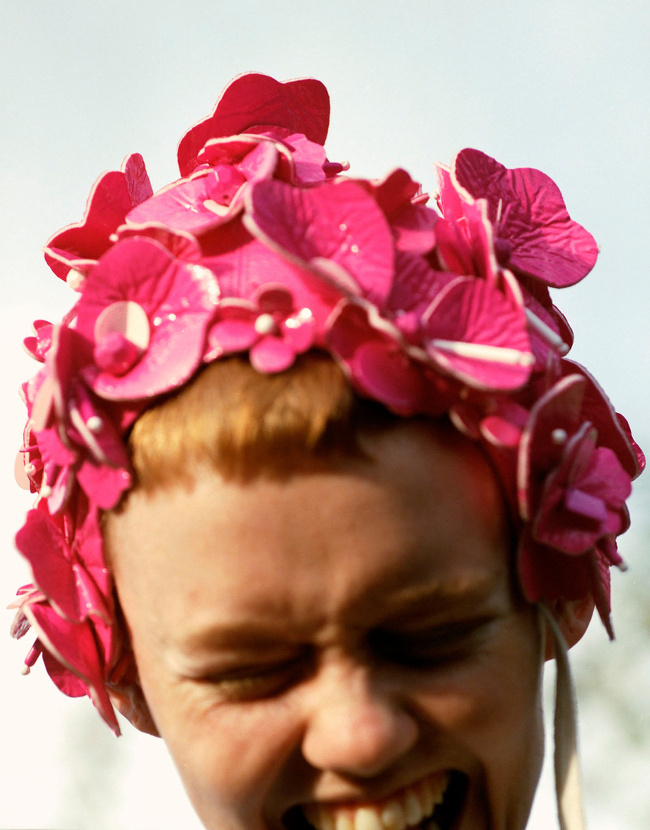 Quitte � porter des accessoires pragmatiques - ici un bonnet de bain-, autant s'amuser un peu !