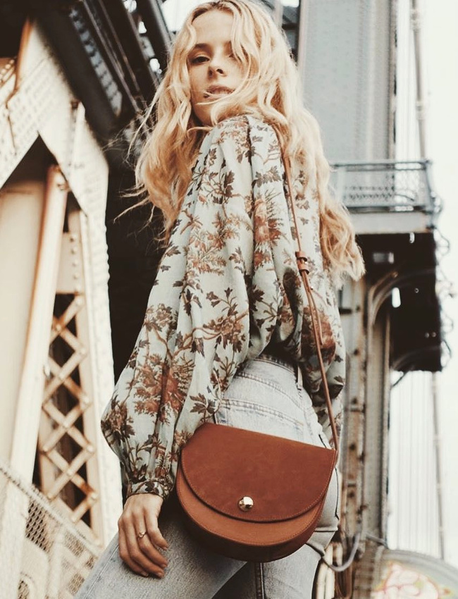 Blouse ample fleurie esprit tapisserie + jean droit d�lav� + petit sac marron = le bon mix