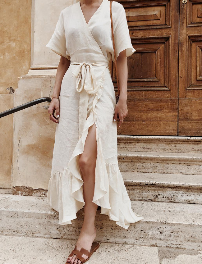 Robe portefeuille blanc cass� + mules marrons �pur�es = le bon mix