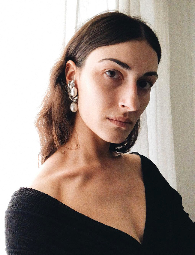 Rien de tel qu'une paire de boucle d'oreilles de caract�re pour sublimer un style simple et f�minin !