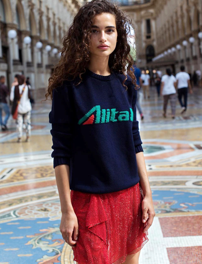 Pull sportswear + mini jupe girly = le bon mix