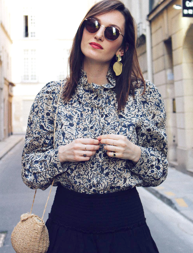 L'imprim� tapisserie bleu marine, ou comment renouveler l'aura de la blouse romantique