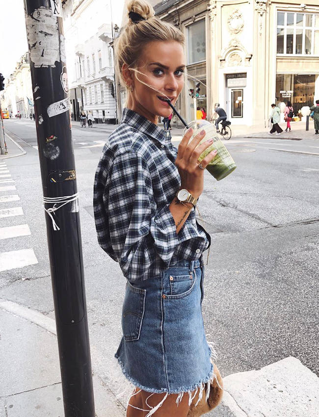 Rien de tel qu'une chemise masculine � carreaux pour apaiser une mini jupe en jean !