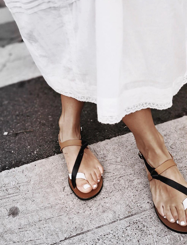 Oui aux sandales �pur�es dot�es d'un petit twist �l�gant !