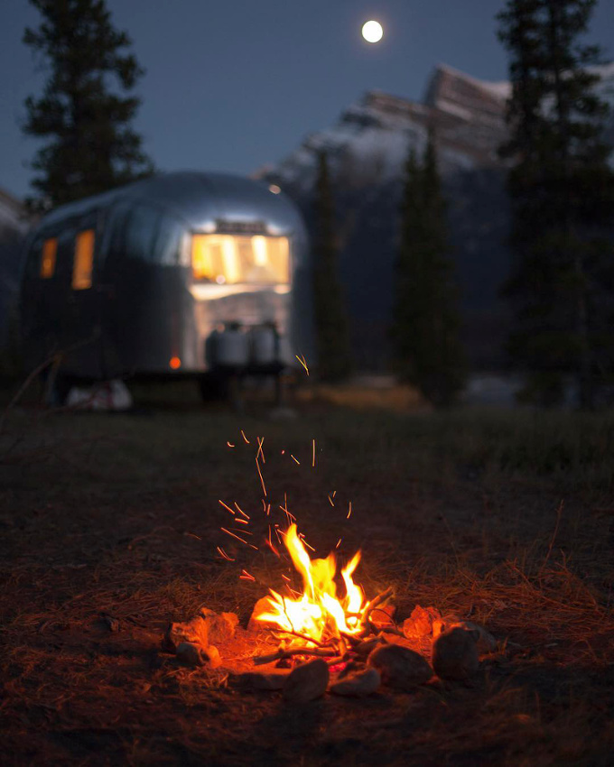 Feu de camp + pleine lune + caravane Airstream = le bon mix