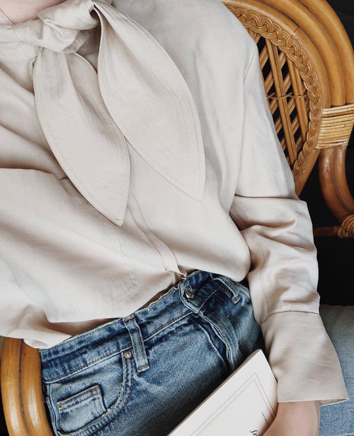 Le col foulard, le petit d�tail chic permettant de r�hausser facilement un bas casual