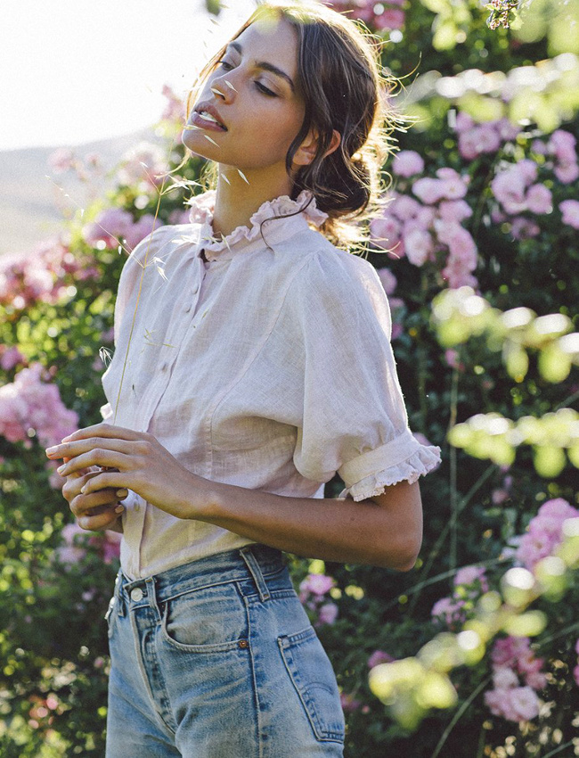 Chemisette romantique + jean droit taille haute = le bon mix