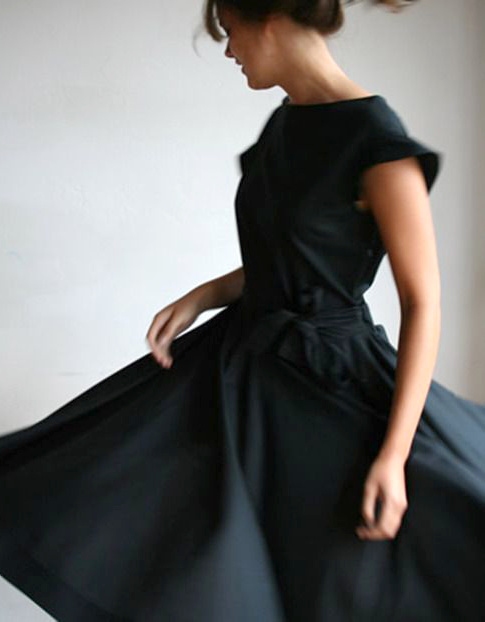Wanted : une jolie robe noire qui tourne !