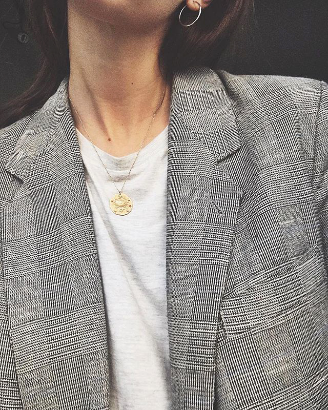 Blazer masculin + simple tee-shirt blanc + m�daille dor�e = le bon mix