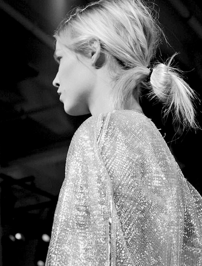 Cheveux attach�s � la va-vite + tenue miroitante = le bon mix