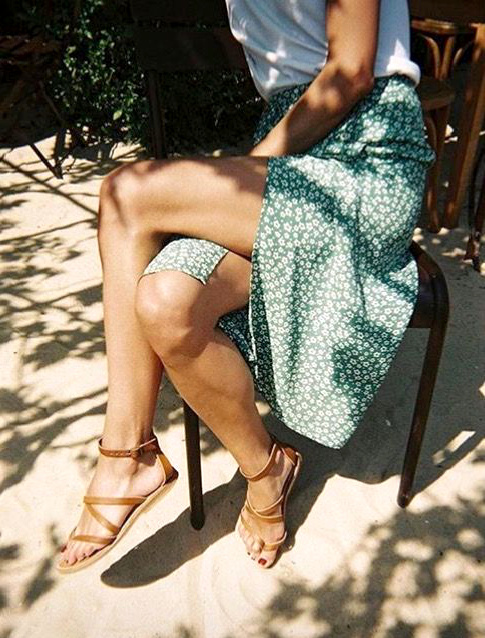 Simples sandales camel + jupe verte � fleurettes = le bon mix