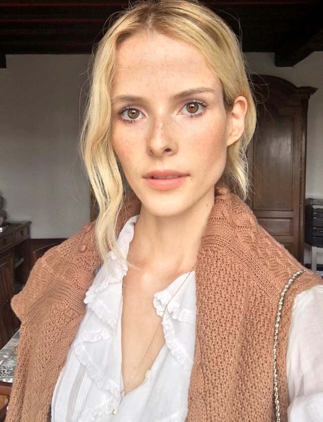 Regard noisette + maille vieux rose + blouse romantique = le bon mix