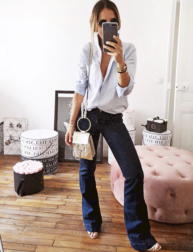 Il semblerait que le jean pattes d'eph' brut et la chemise masculine bleu ciel soient faits pour s'entendre !