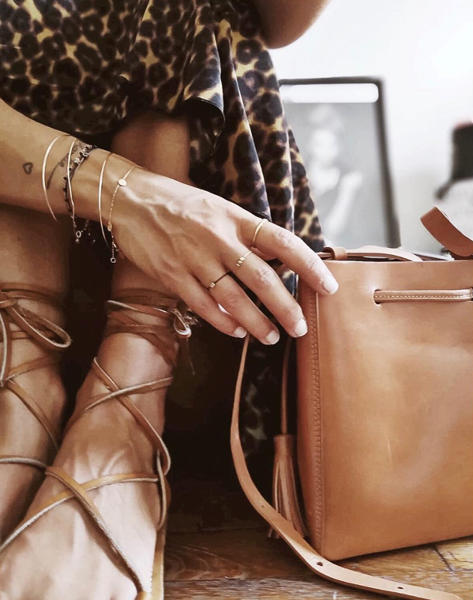 Tachet� l�opard + cuir camel + tr�s fins bijoux dor�s = le bon mix