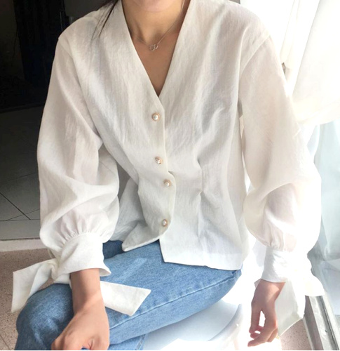 Chemise �pur�e + boutons nacr�s + jean d�lav� = le bon mix