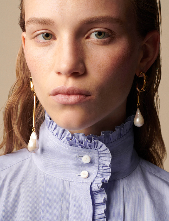 L�g�rement asym�triques, ces boucles d'oreilles Chlo� faussement classiques twisteront les looks les plus sages !